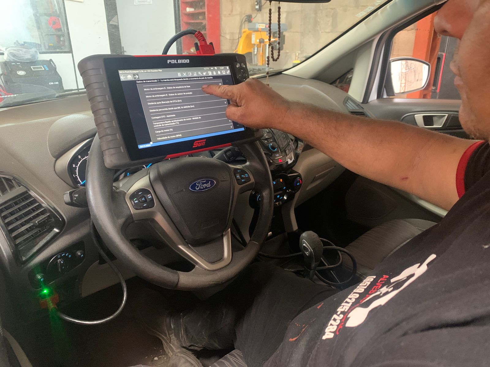Scanner automotivo conectado a um veículo na Alves Automatic